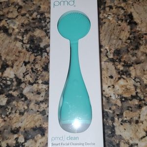 Facial cleansing device